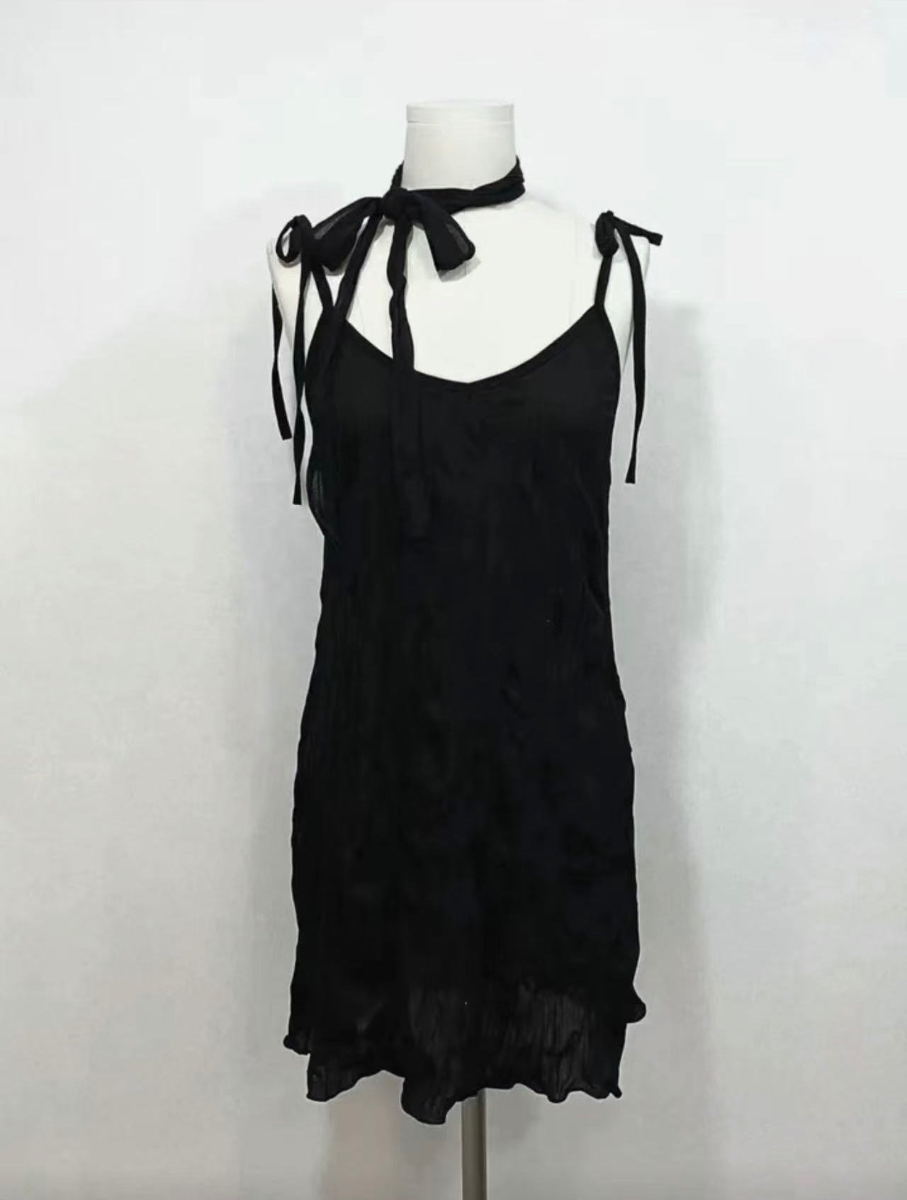 Wrinkle dress with muffler