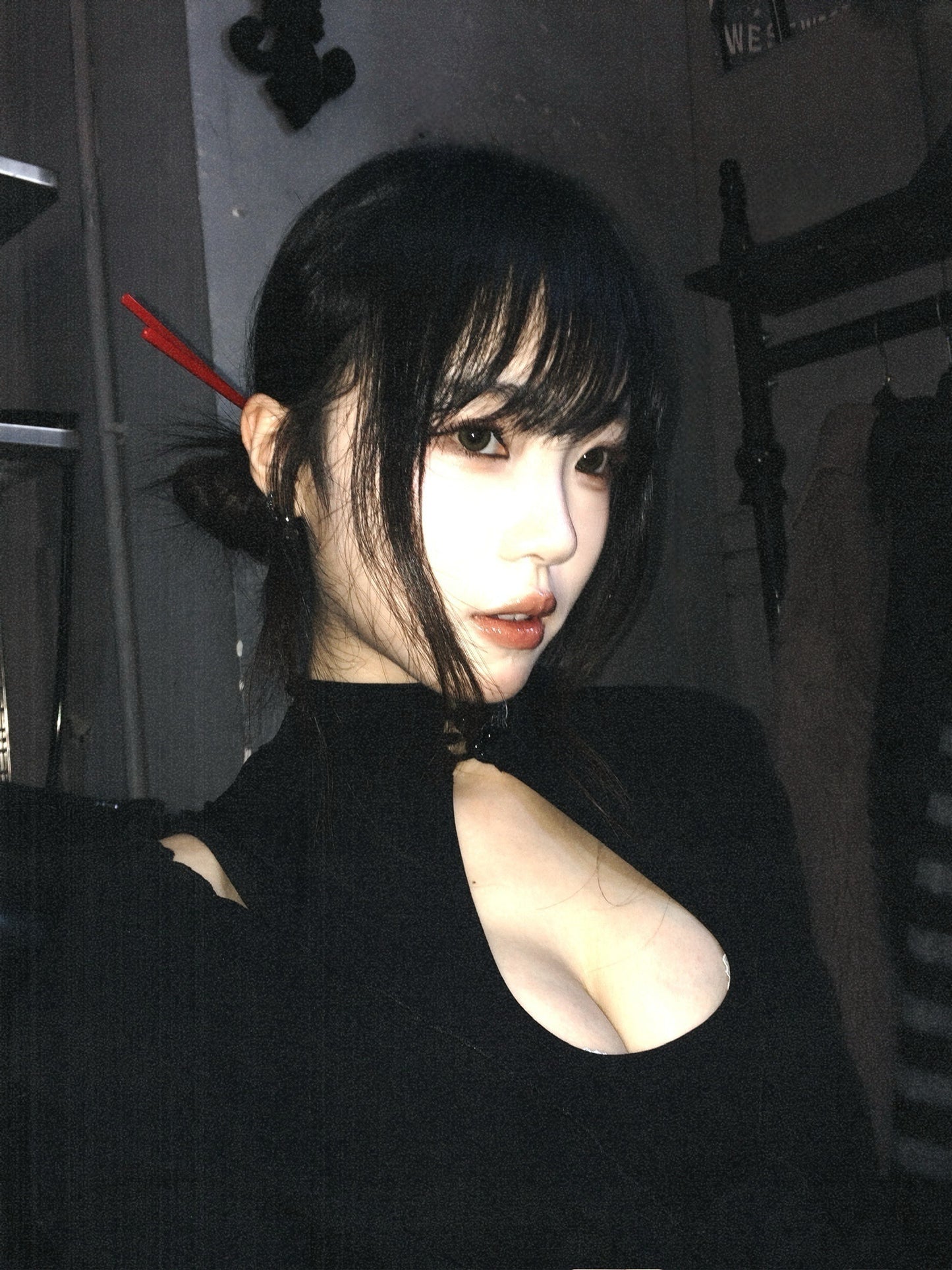 [ EYEER ] High Neck Keyhole Sleeveless