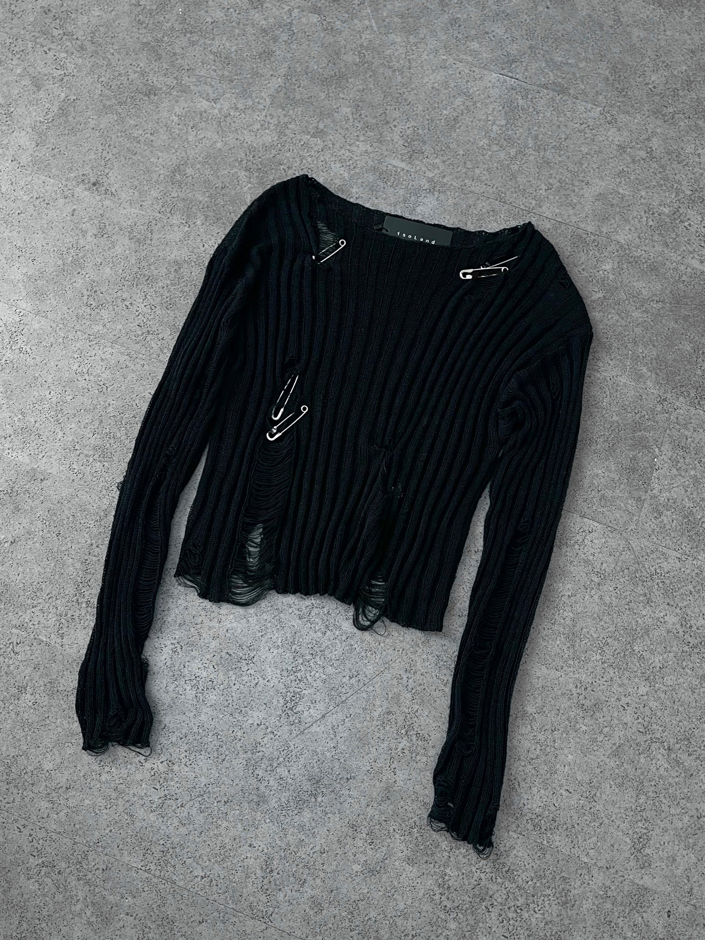Damaged knitwear with pin