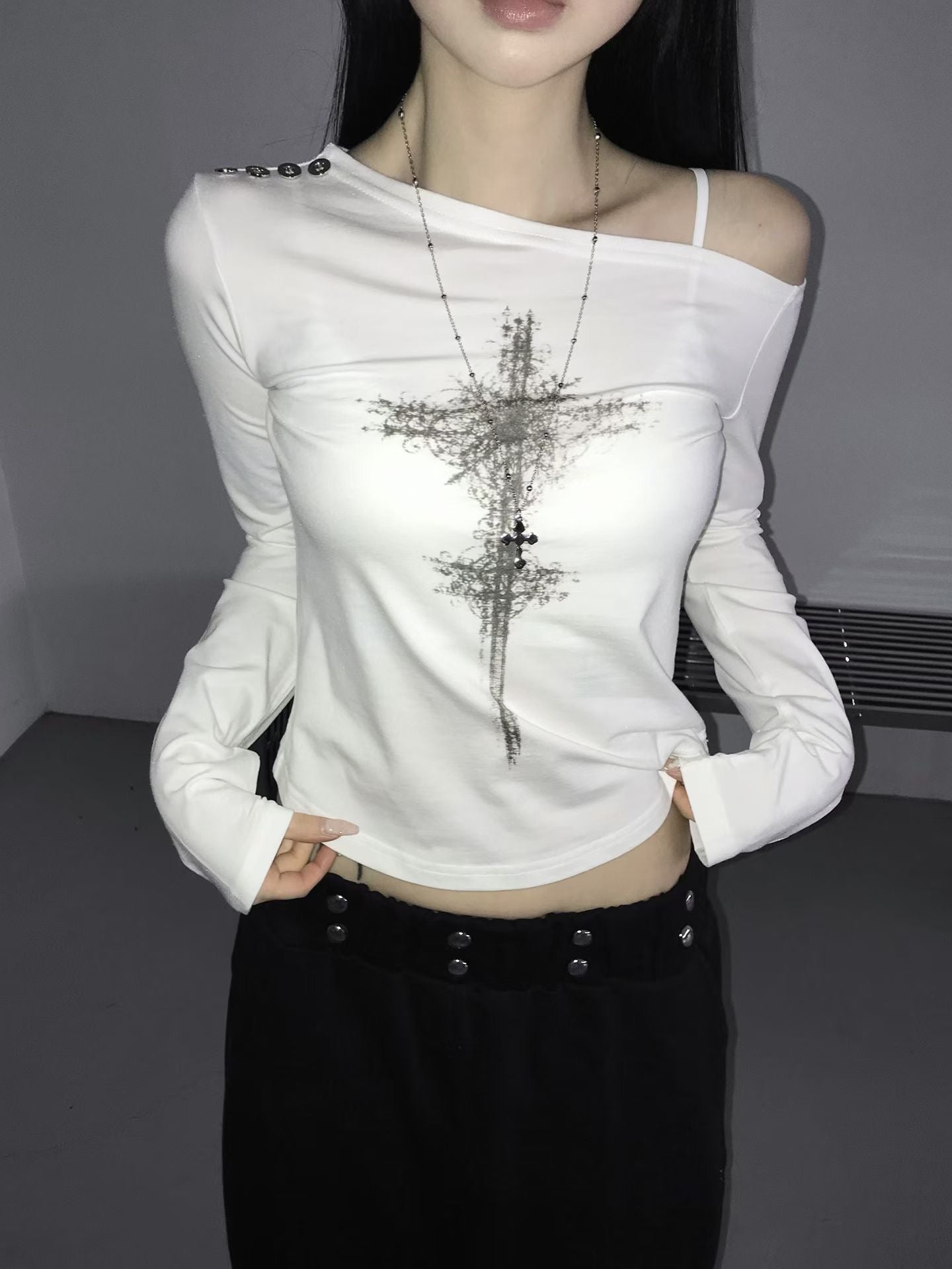 ‘Dracula’ one shoulder top