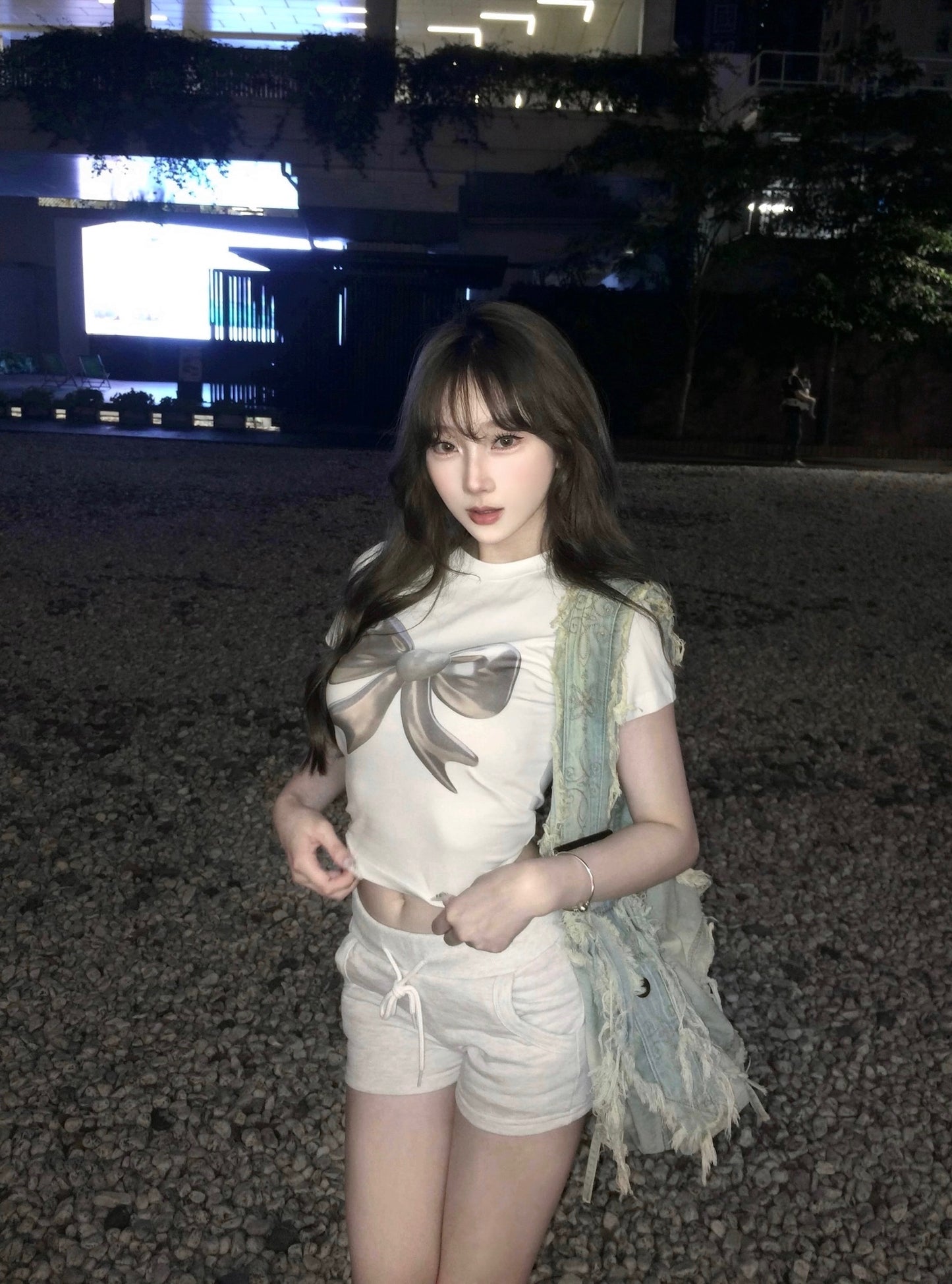 Metal ribbon tee