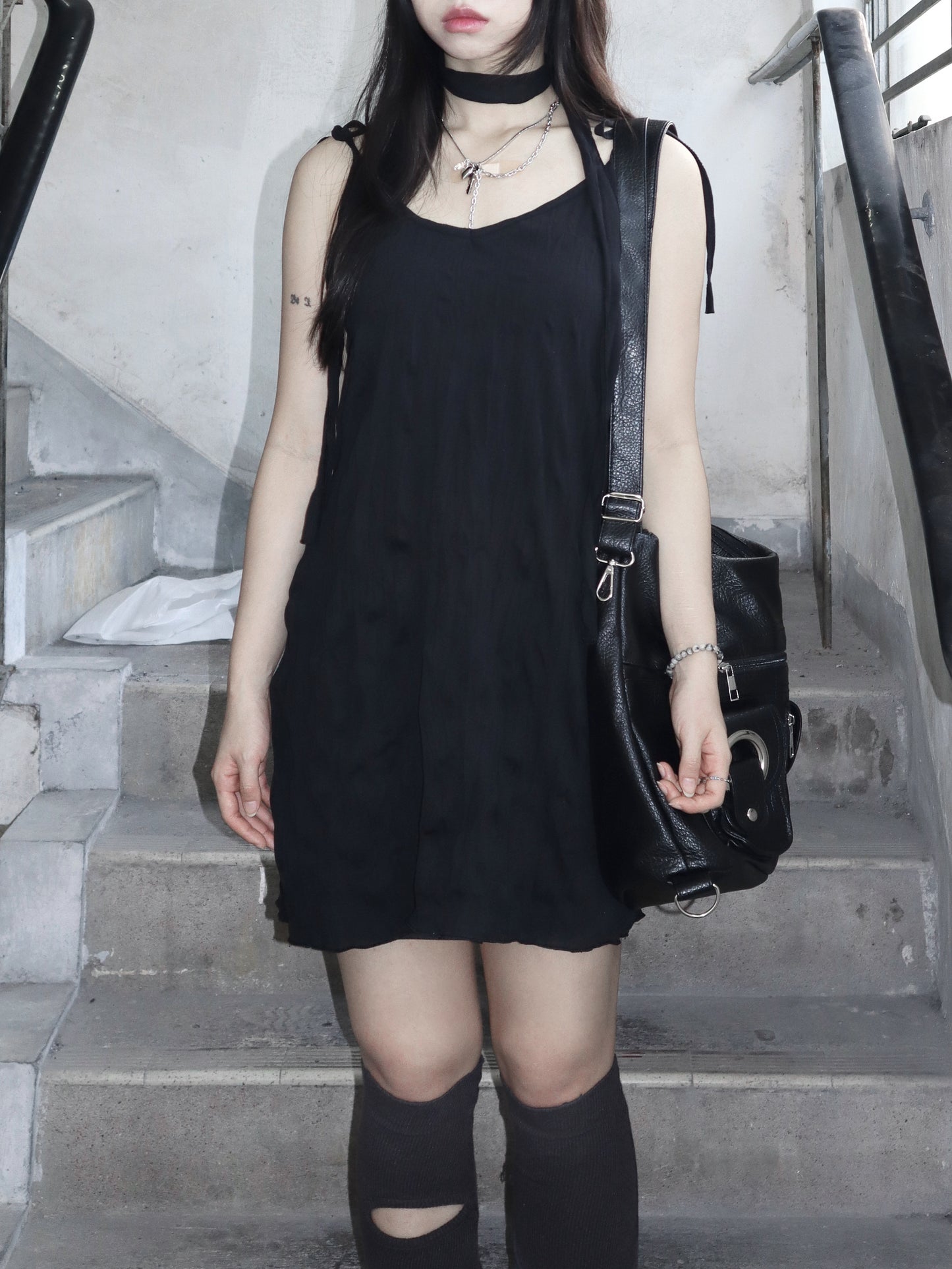 Wrinkle dress with muffler