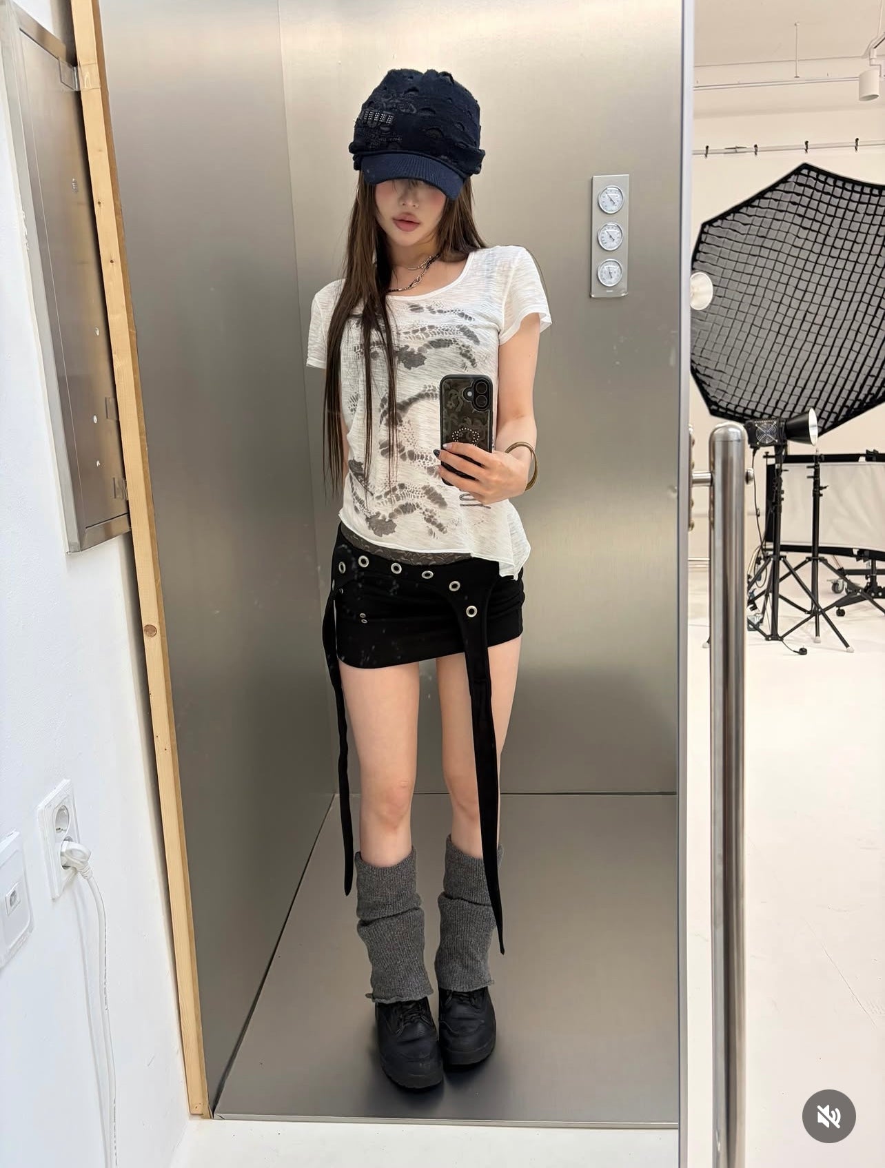 UNBALANCE GRAPHIC CUT OUT TEE