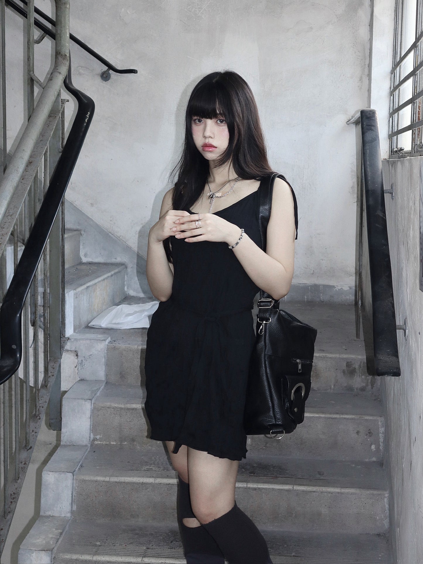 Wrinkle dress with muffler