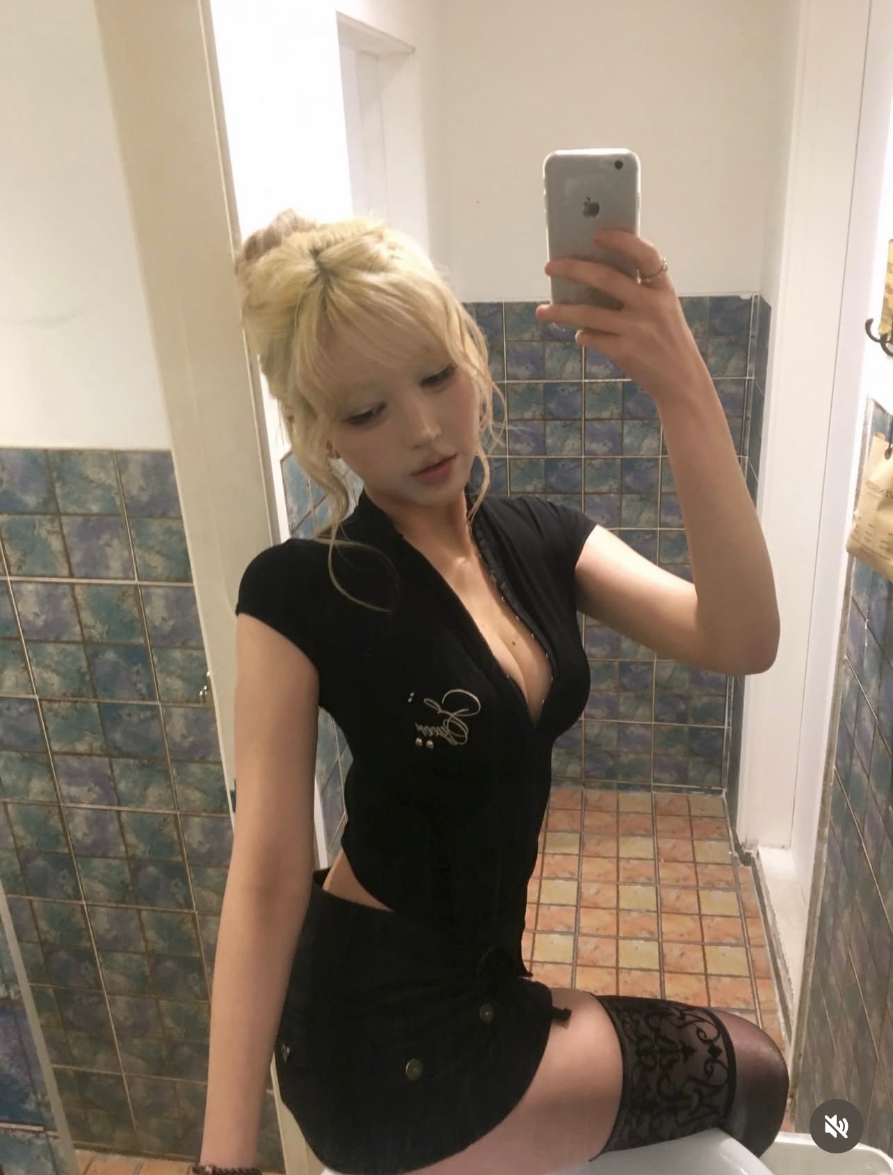 [ EYEER ] Script Logo Hook Short Sleeve Top