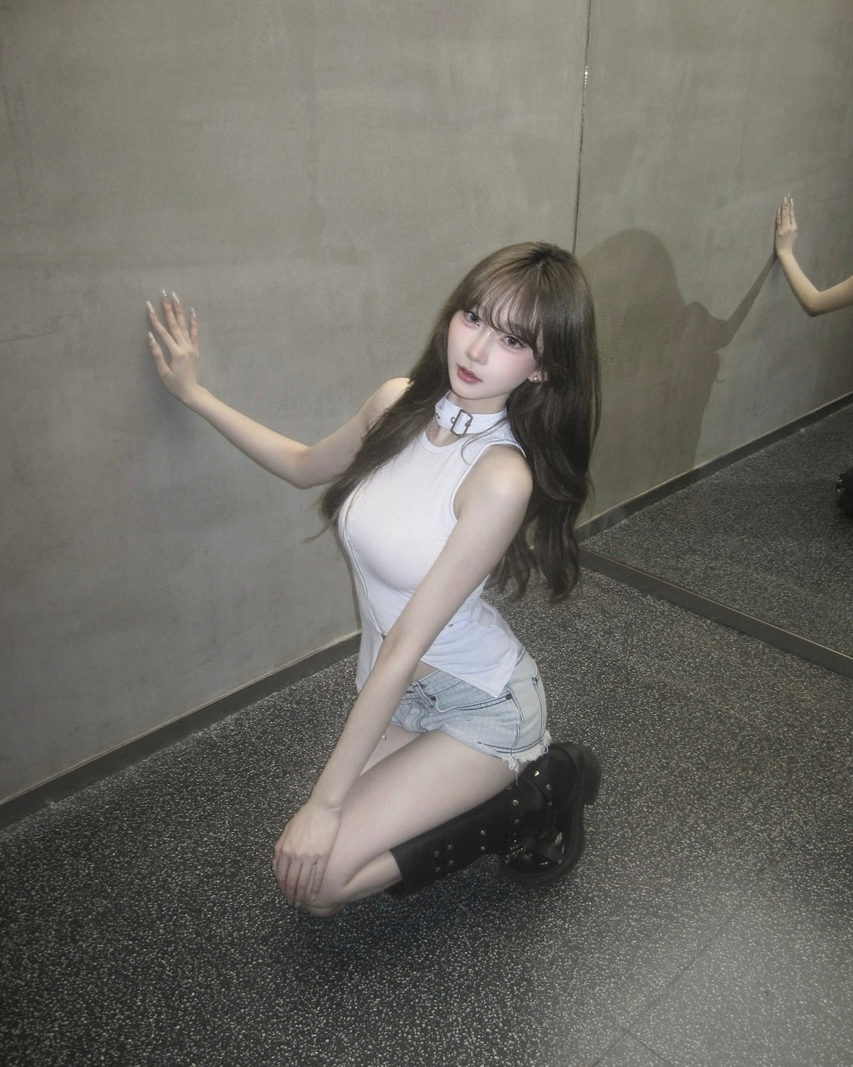 ‘EXTRA’ tank top with choker