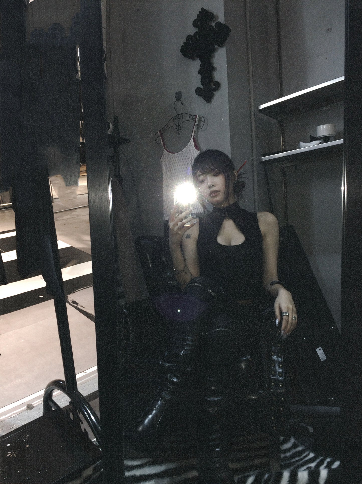 [ EYEER ] High Neck Keyhole Sleeveless