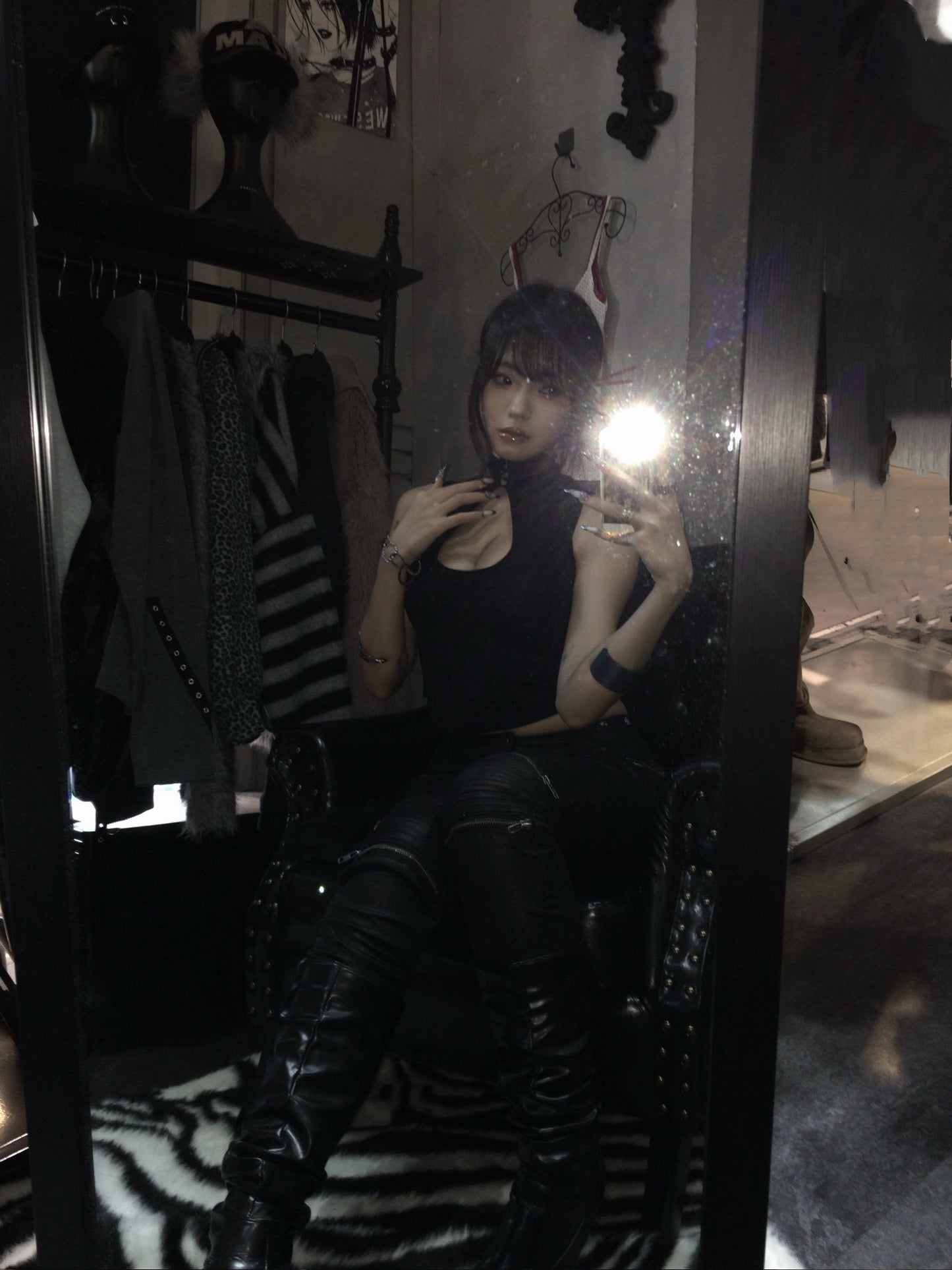 [ EYEER ] High Neck Keyhole Sleeveless