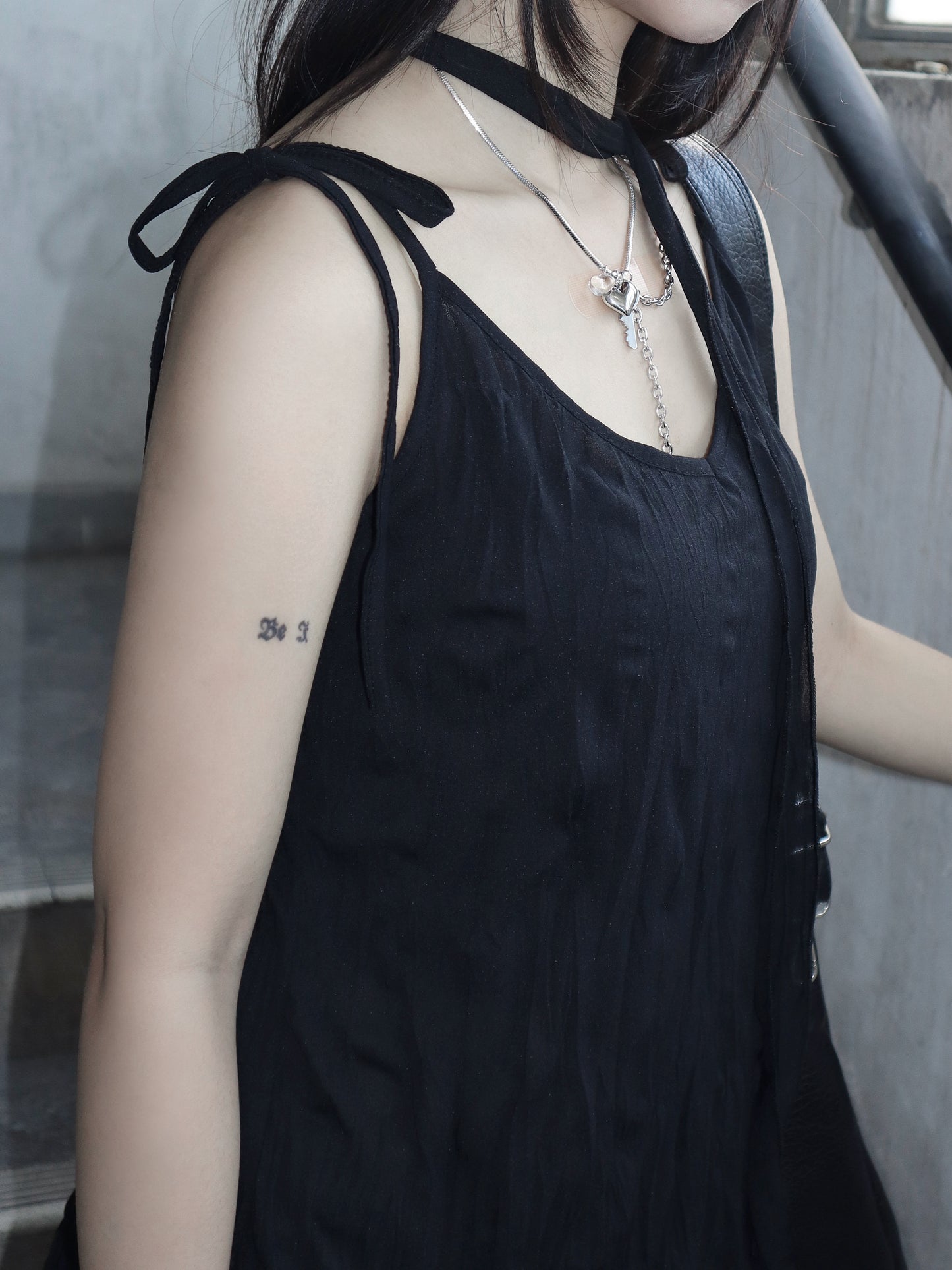 Wrinkle dress with muffler