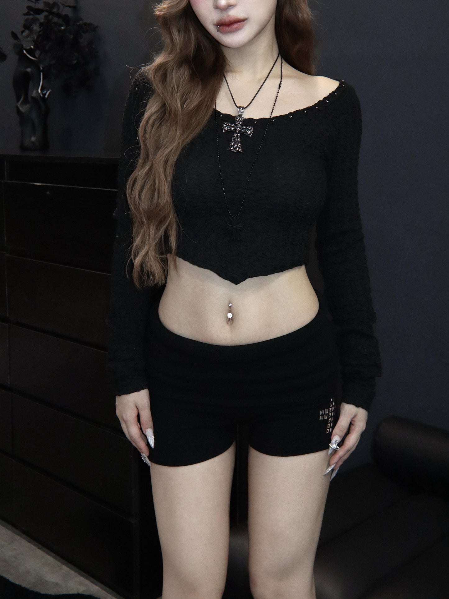 Wrinkle crop top with necklace
