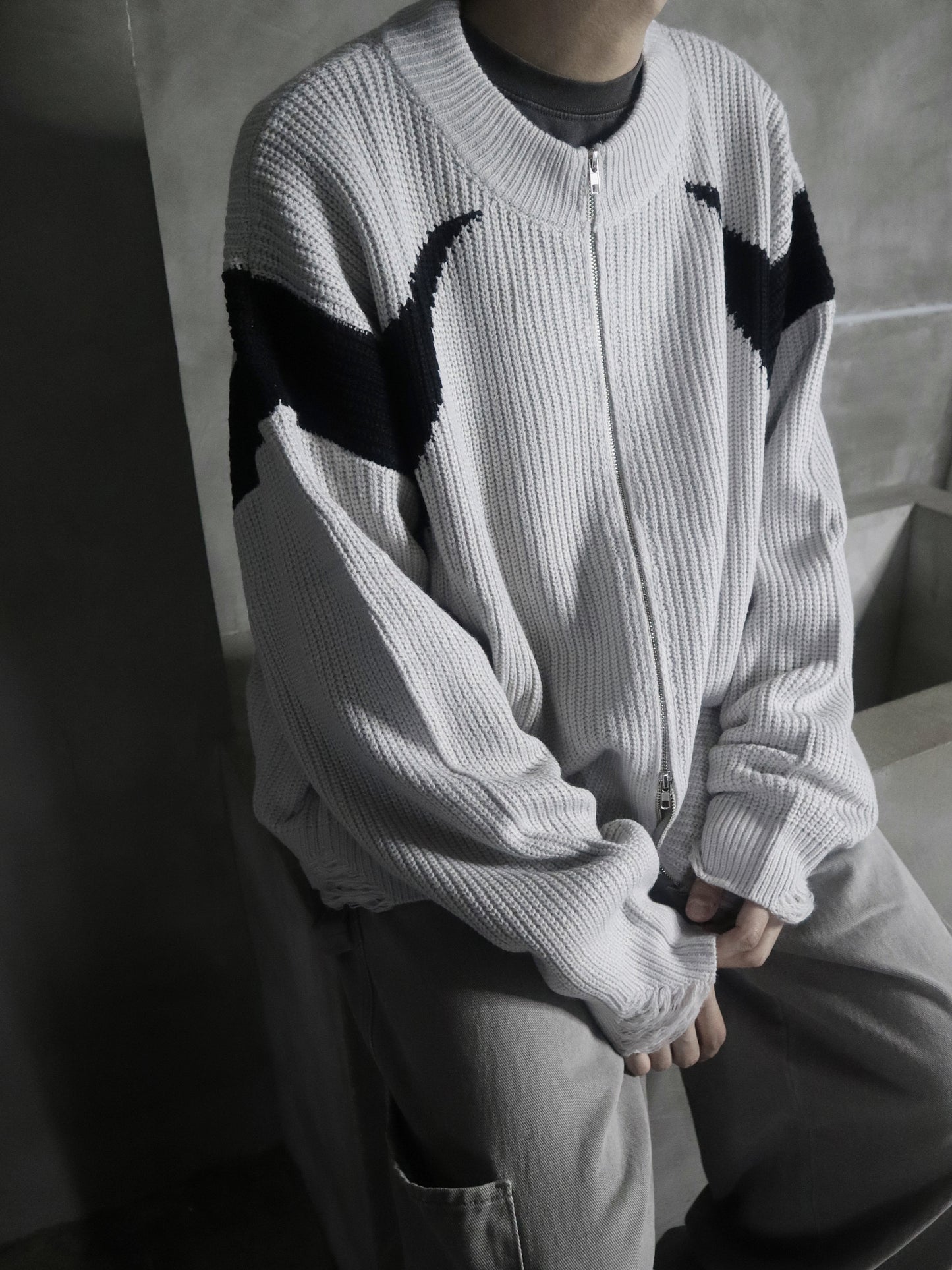 [unisex] Sharp line damaged zipup knitwear