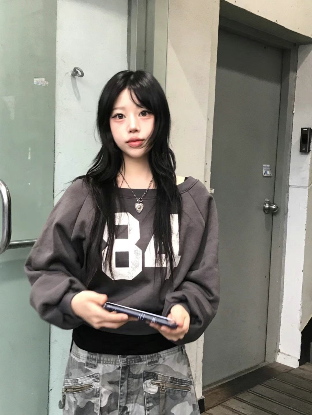 Number 84 斜肩短版衞衣