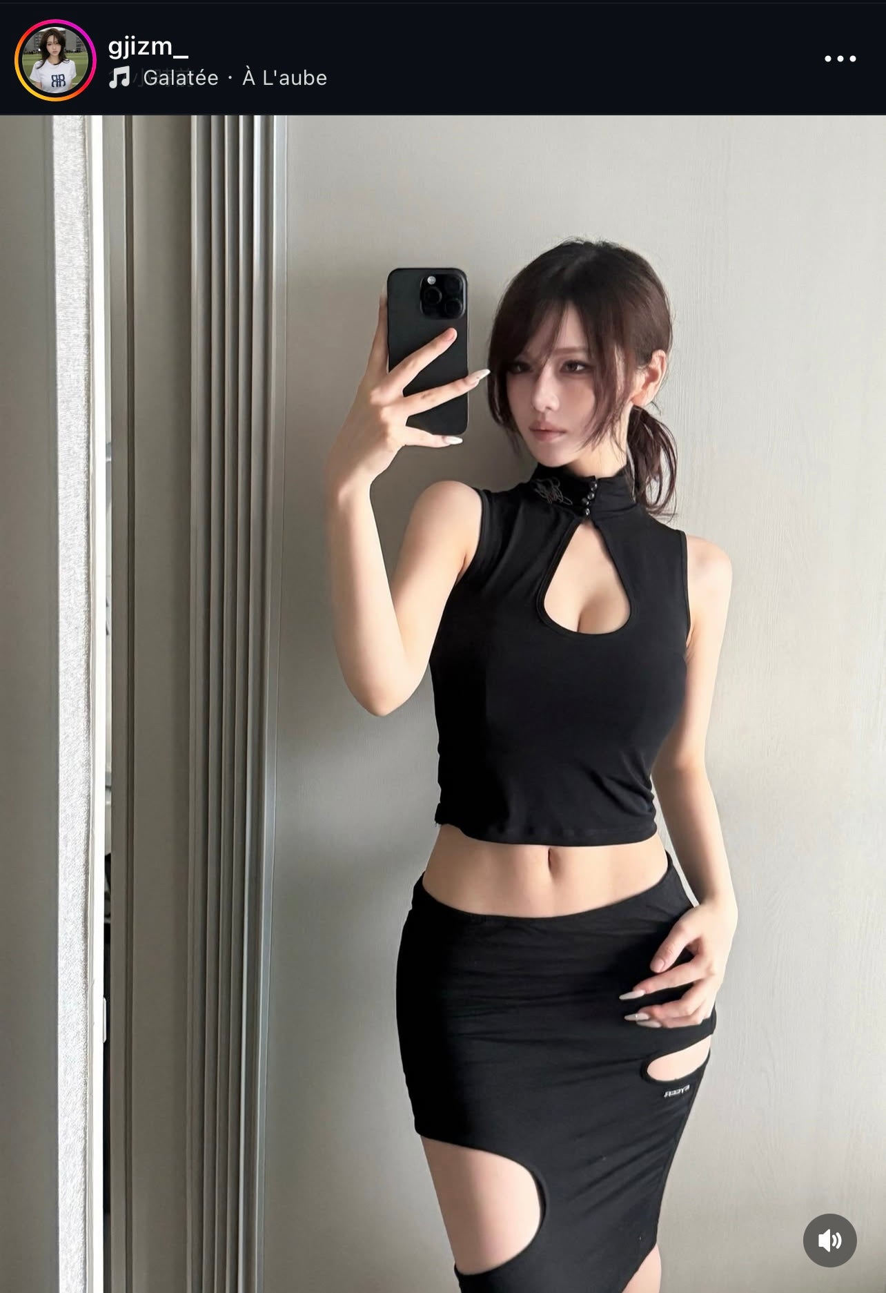 [ EYEER ] High Neck Keyhole Sleeveless
