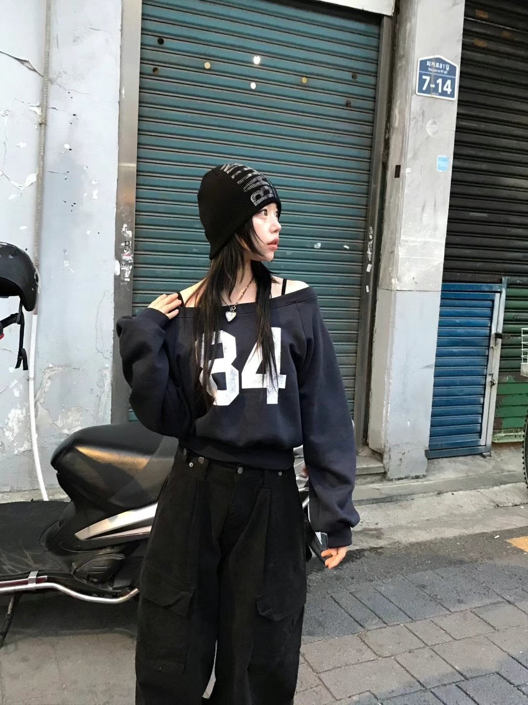 Number 84 斜肩短版衞衣