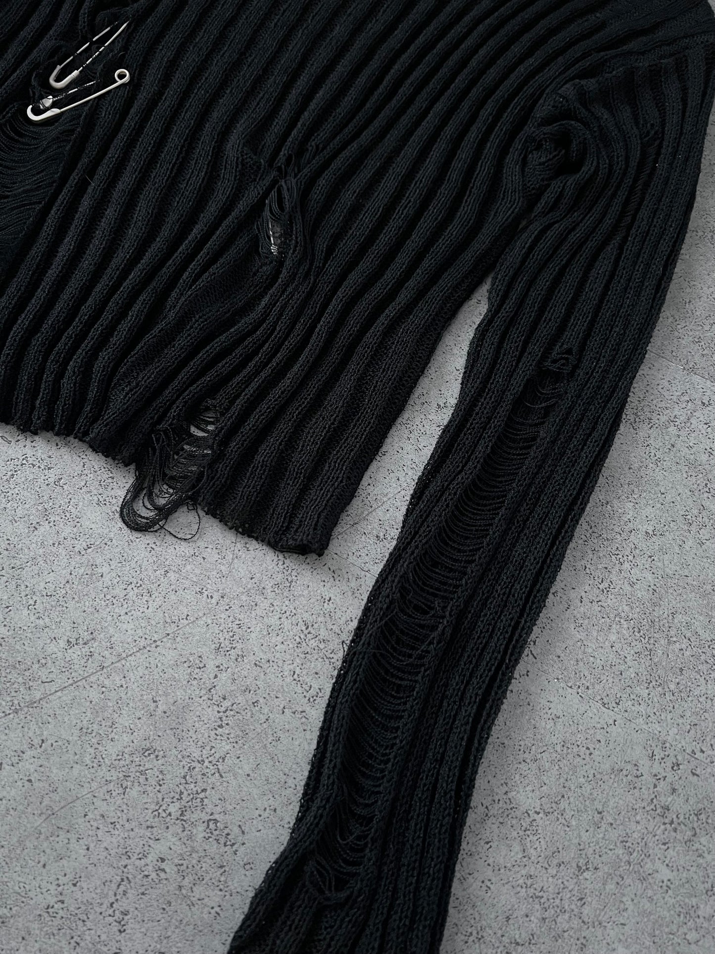 Damaged knitwear with pin