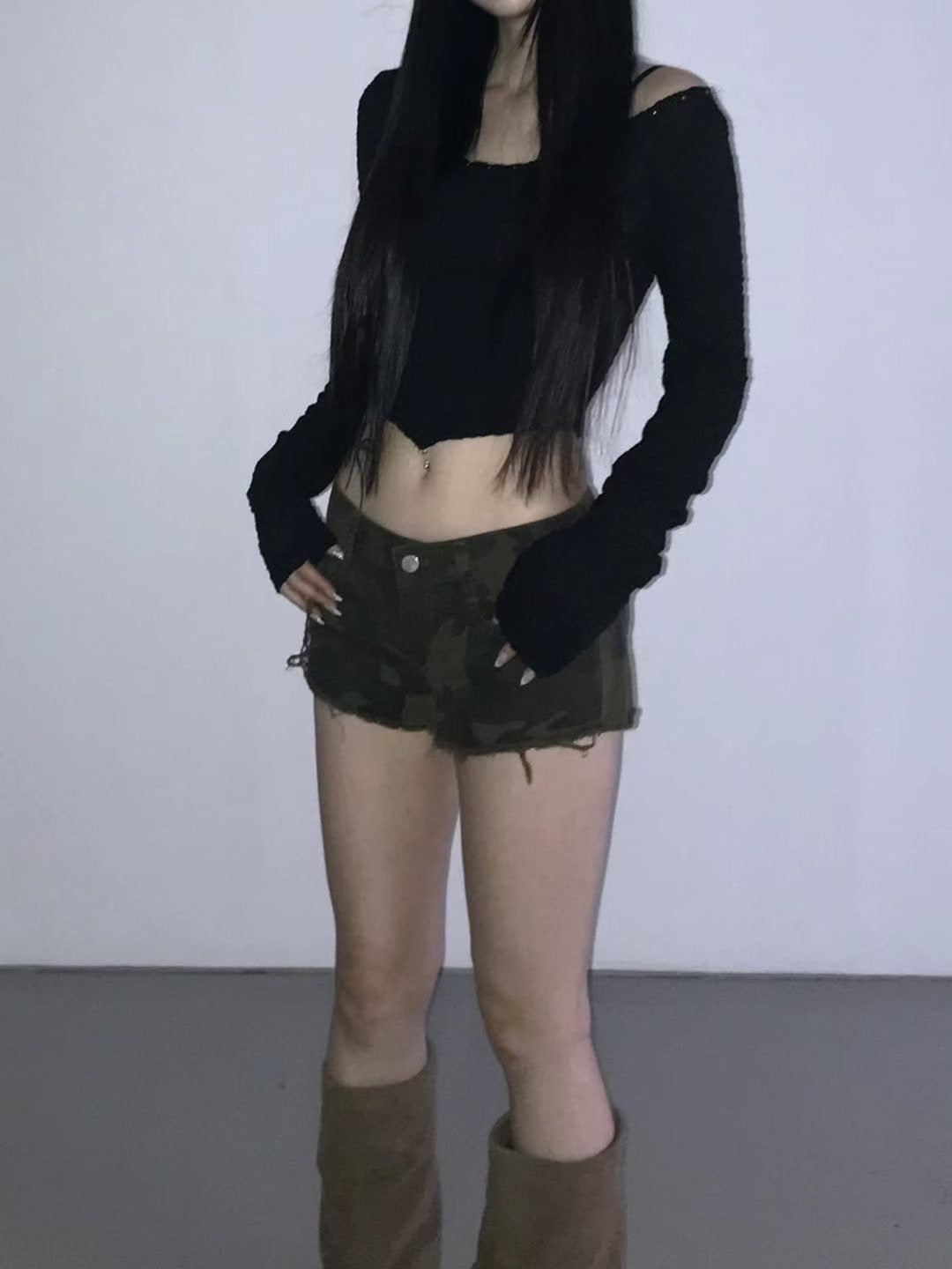 Wrinkle crop top with necklace