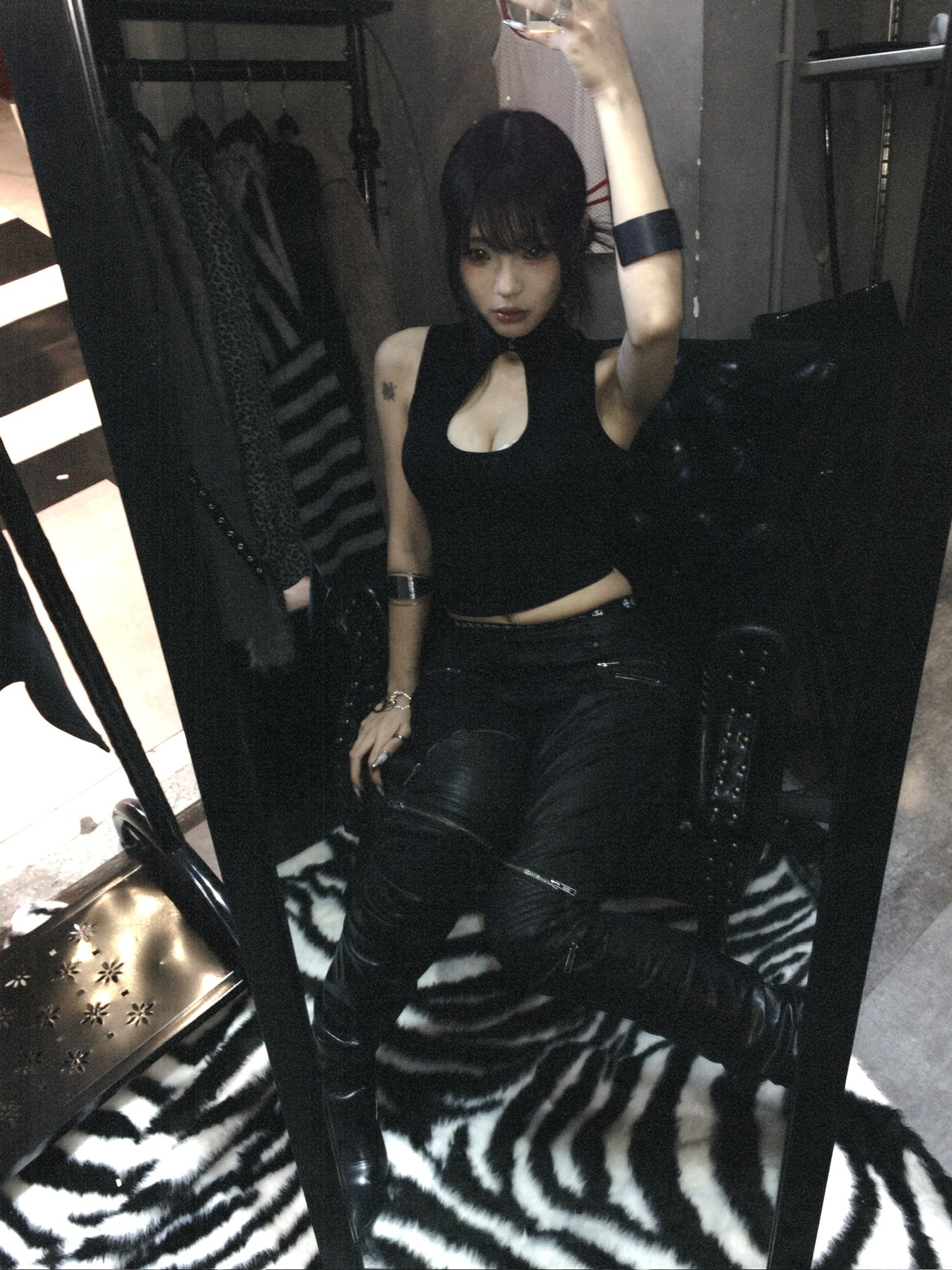 [ EYEER ] High Neck Keyhole Sleeveless