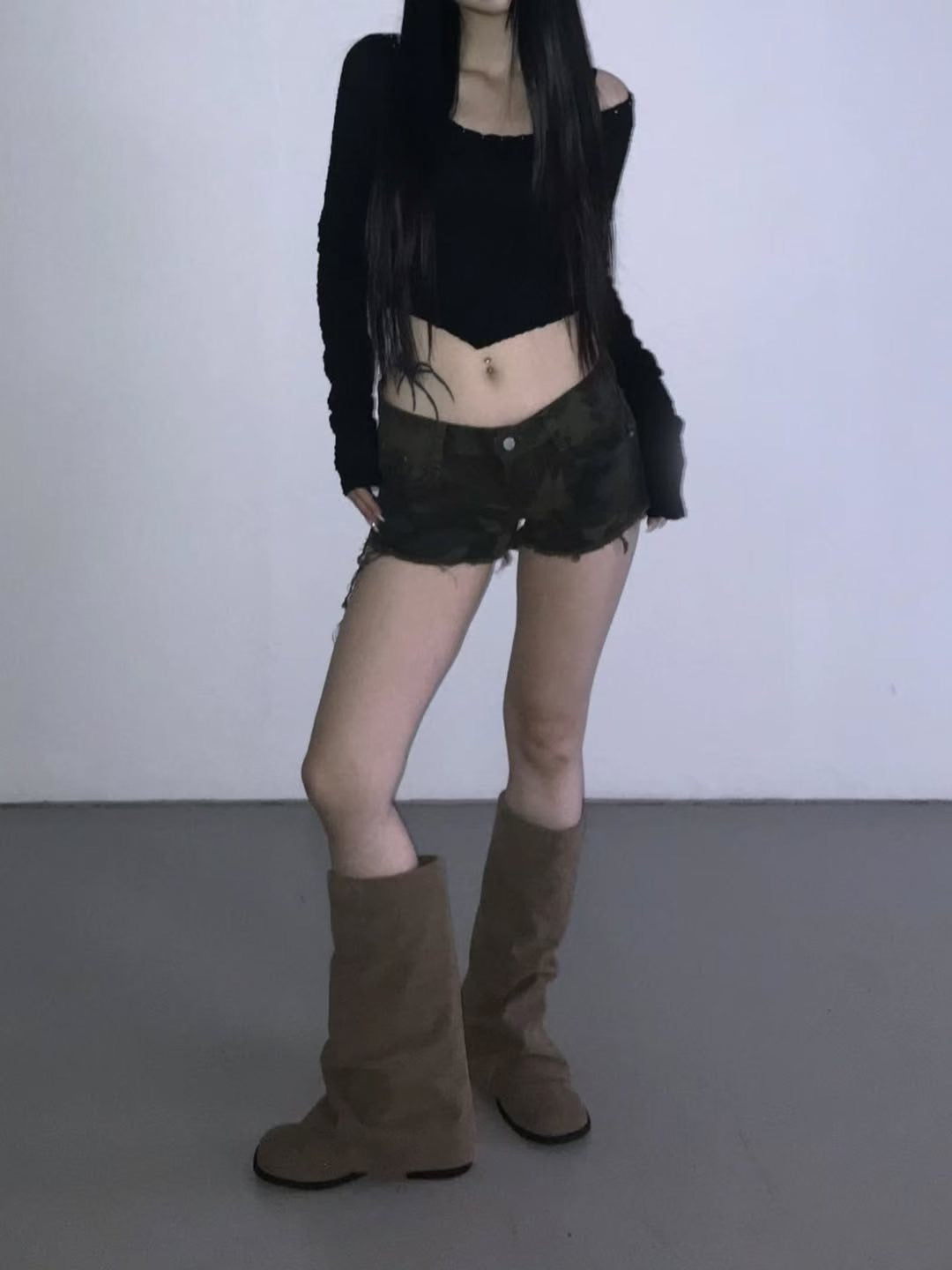 Wrinkle crop top with necklace